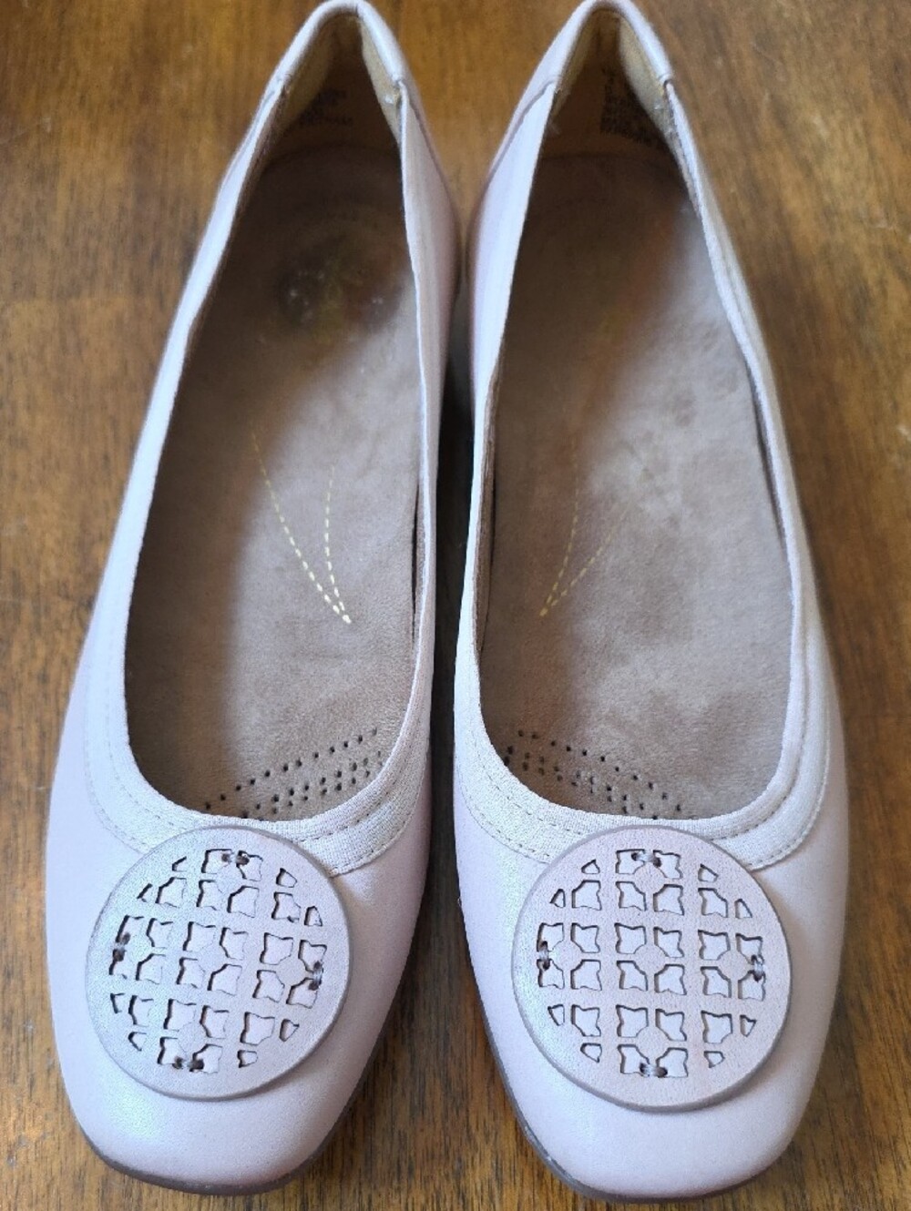 NWOT Clarks Candra Blush Leather Ballet Flats with Medallion Detail Sz 6.5 - Picture 2 of 9